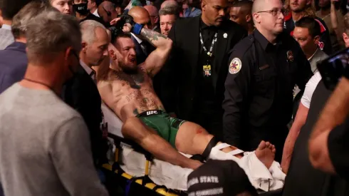 En camilla y a los gritos: la salida de Conor McGregor de la Arena T-Mobile