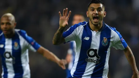 Tecatito Corona, perseguido desde la Premier League de Inglaterra