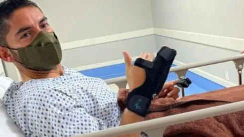 Jesús Corona después de la operación en la mano derecha.