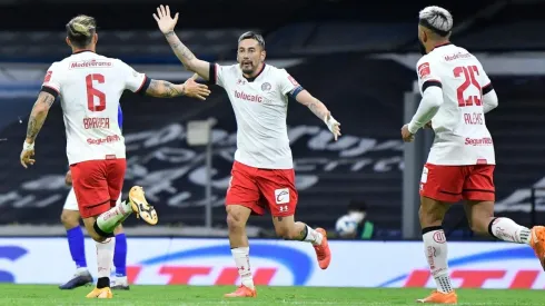 Miguel Barbieri, Rubens Sambueza y Alexis Canelo.