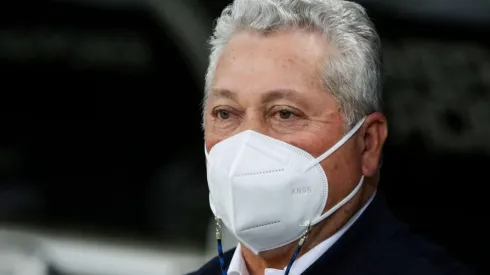 Víctor Manuel Vucetich, apuntado por la afición de Chivas.