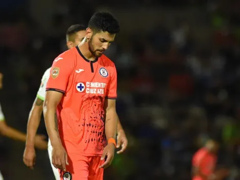 Lucas Passerini se enojó con un aficionado de Cruz Azul que quería su playera