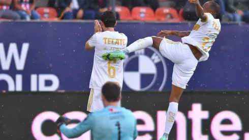 Cariñoso festejo de Quiñones con Vigón mientras Barovero lamenta su error en el segundo gol.