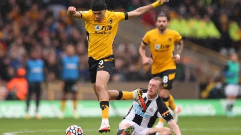 Raúl Jiménez trata de superar a Sean Longstaff del Newcastle.