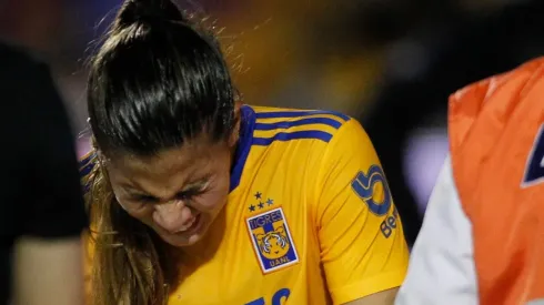 Rictus de dolor de Nayeli Rangel tras el choque de cabezas.