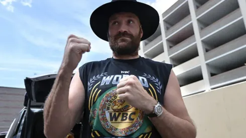 Tyson Fury canta en su camerino antes de enfrentar a Deontay Wilder