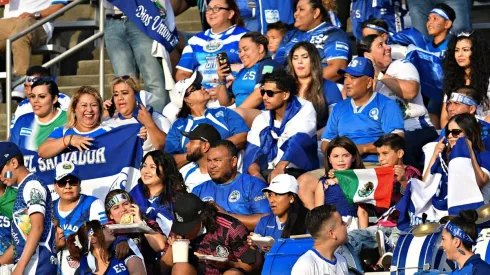 La afición de El Salvador no quiere mucho a México.