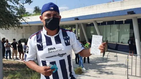 La gente estuvo formada por horas para conseguir un boleto de la Final.