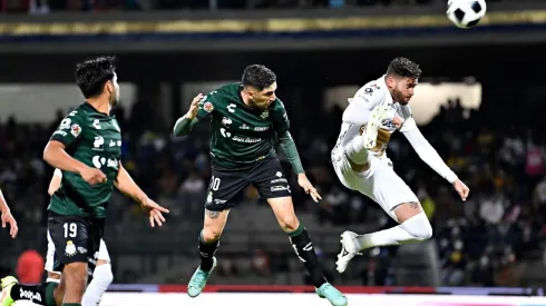 Remate de cabeza de Diego Valdés para el 2-0 de Santos sobre Pumas.