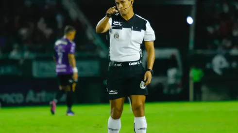 El árbitro Jorge Isaac Rojas echó para atrás el penal tras la revisión del VAR.
