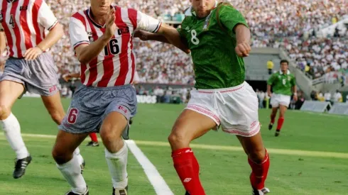 Mike Sorber y Alberto García Aspe en un amistoso que ganó Estados Unidos en 1994.