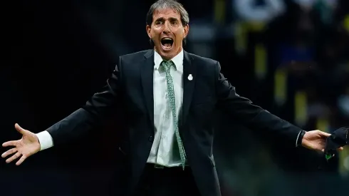 El timonel santista es el candidato para suplir a Tabárez