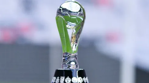 El trofeo de la Liga MX espera por un campeón.