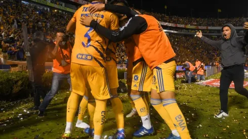 Una de las personas que invadió la cancha del estadio Universitario.