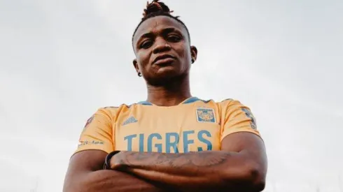 La delantera nigeriana Uchenna Kanu.