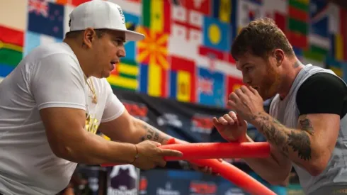 Eddy Reynoso estalló contra los críticos de Canelo Álvarez.