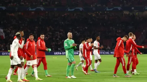 Ajax dejó pasar la oportunidad de ser único líder.