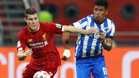 Jesús Gallardo batallando con James Milner en el duelo Liverpool-Monterrey del Mundial de Clubes 2019 (Foto: Getty Images).