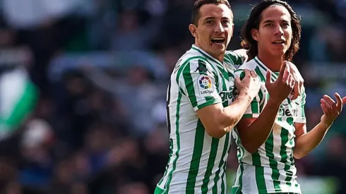 Lainez y Guardado titulares.