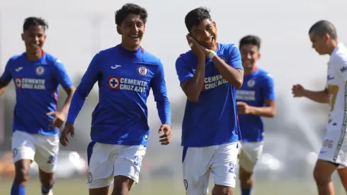 Festejo de Zabdiel Pineda en triunfo de Cruz Azul ante Pumas.