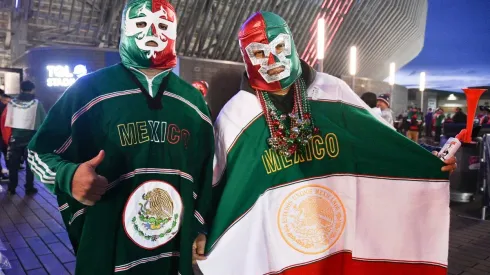 Afición mexicana en el cruce con Estados Unidos.