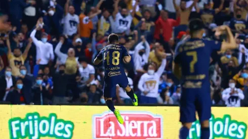 Marco García celebra el espectacular gol de la voltereta.