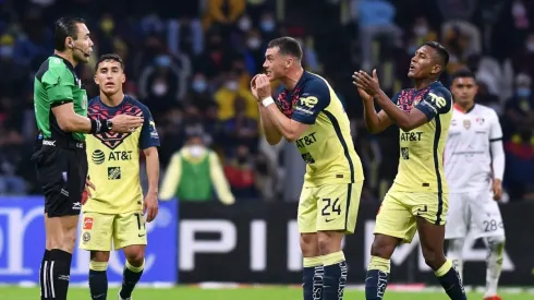 Viñas se fue expulsado a poco de entrar al campo