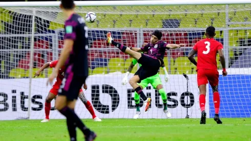 Intento de tijera de Raúl Jiménez ante la mirada de Roderick Miller.