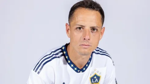 Chicharito presenta playera de La Galaxy para el 2022.