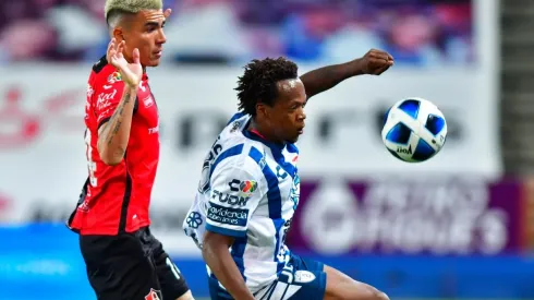 Disputa del balón en el último Atlas - Pachuca (Foto: Getty).