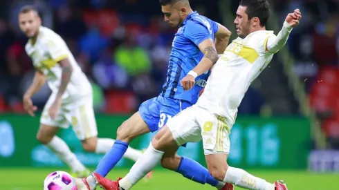 Disputa de balón en el último Tigres - Cruz Azul (Foto: Getty).