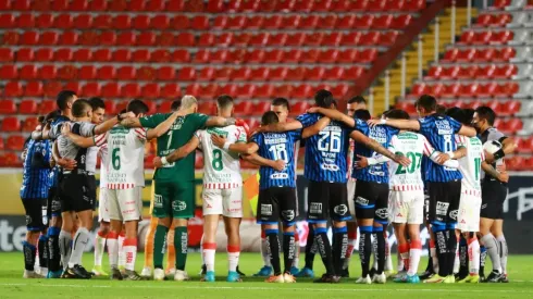 Rayos y Gallos Blancos en la pausa para la reflexión al minuto 62.