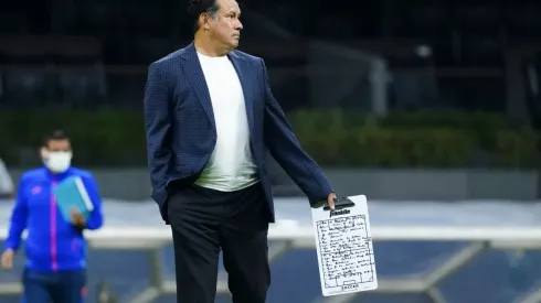 Juan Reynoso tiene a Cruz Azul en la pelea en dos frentes.