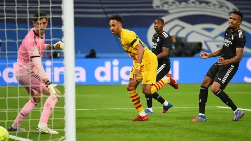 Pierre Emerick Aubameyang marcó el primer gol en el 4-0 del Barcelona al Real Madrid.