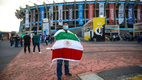 Aficionado en las inmediaciones del estadio Azteca.