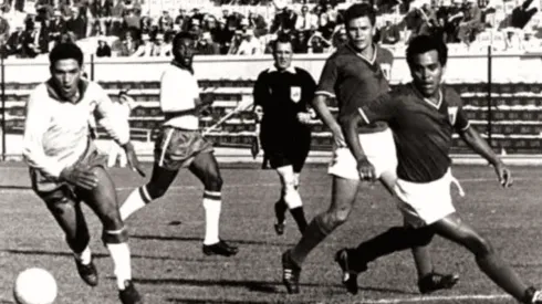 Garrincha y José Villegas en partido del Grupo 3 del Mundial Chile 1962.