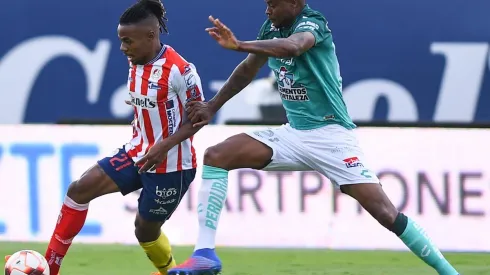 Jhon Murillo superó con velocidad a Stiven Barreiro para el segundo gol.