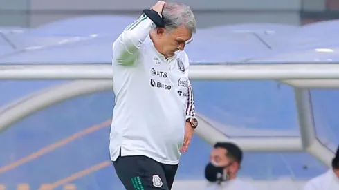 Martino fue atacado por Maurer por no llamar a Chicharito