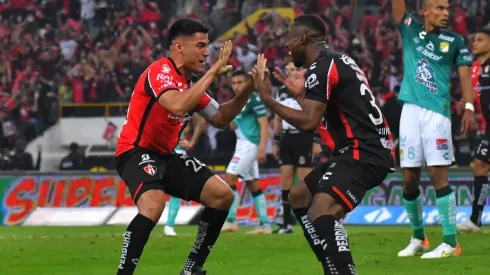 Rocha y Quiñones festejan un gol de Atlas ante León.
