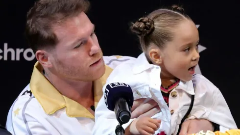 Álvarez decidió compartir la conferencia de prensa con su pequeña hija