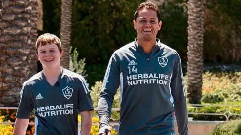 Chicharito junto al joven ucraniano en el entrenamiento.