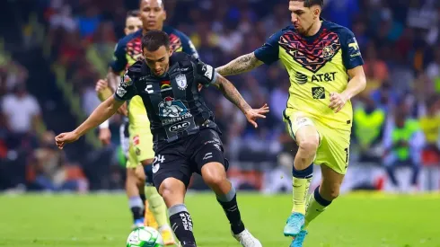 Un duelo entre Luis Chávez del Pachuca y Diego Valdés, del América.