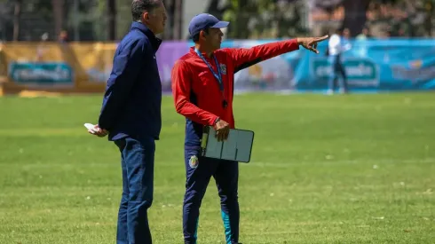 Cadena junto a Ricardo Peláez en un entrenamiento de Chivas.