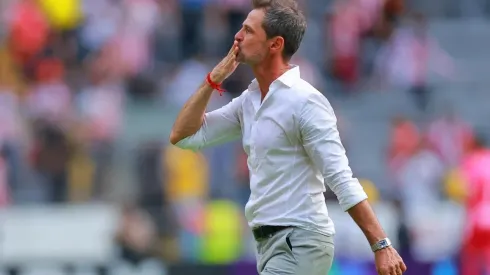 Gran gesto: Diego Cocca consoló a un jugador de Tigres en pleno campo de juego