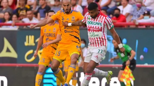 Rodrigo Aguirre en duelo con Guido Pizarro de Tigres.