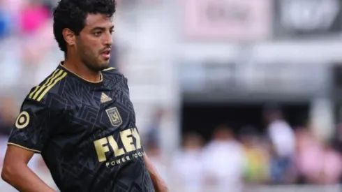 Carlos Vela abandonó el partido por lesión.