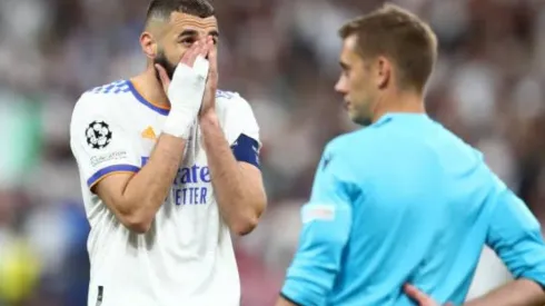 Karim Benzema, incrédulo ante la marcación del árbitro Clément Turpin.