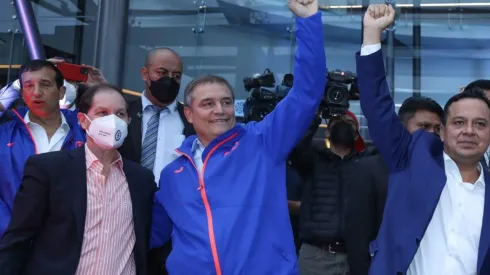 Diego Aguirre saluda al público de Cruz Azul.