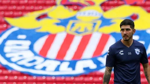 Víctor Guzmán de visita a Chivas al torneo posterior a su escándalo por dopaje.
