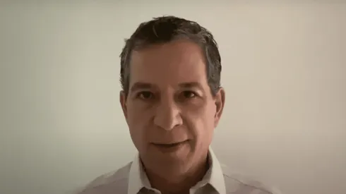 Javier Alarcón le ruega a Jaime Ordiales la continuidad de un futbolista